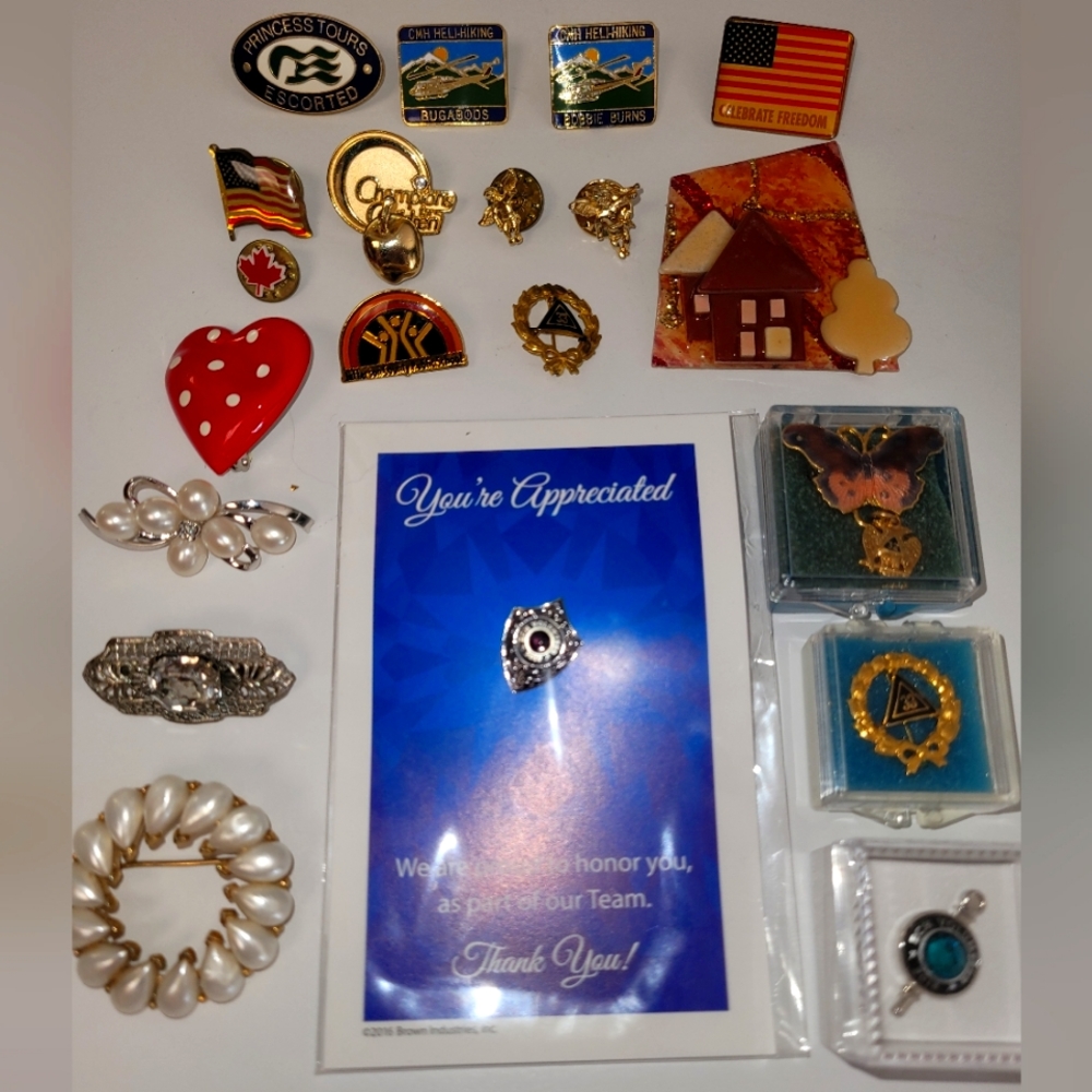 Set of brooches